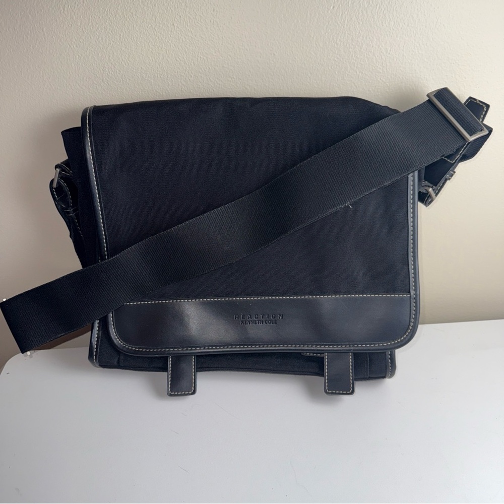 Kenneth Cole Reaction Vintage Messenger Bag 90s Style